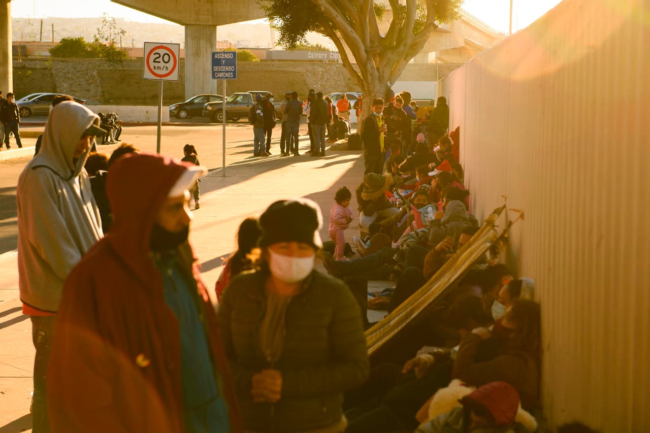 Solicitantes de asilo en el puesto fronterizo de El Chaparral, entre Tijuana y San Ysidro, California. Según CBP, el punto más alto de la llegada de menores a Estados Unidos fue de 370, en mayo de 2019, durante la presidencia Trump.