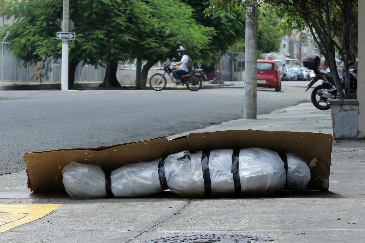 <b>Ciudades sobrepasadas por la cantidad de muertos. </b>En Guayaquil, Ecuador, la cantidad de fallecidos por la pandemia superó la capacidad de las autoridades para levantar y procesar los cuerpos. Esta ha sido una de las zonas más castigadas por el coronavirus per cápita y durante algunos días los familiares tuvieron que dejar a sus seres queridos en las aceras. 6 de abril.