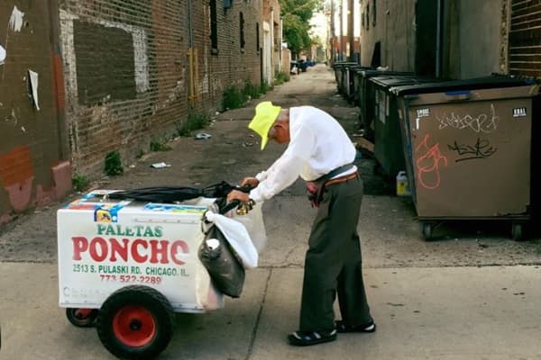 El barrio La Villita de Chicago despide a Don Fidencio, el anciano mexicano que conquistó con su carrito de paletas