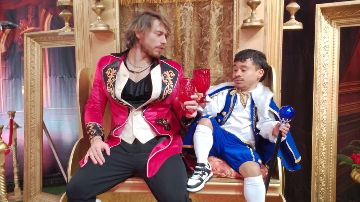 Aldo y Abelito brindan por su amistad.