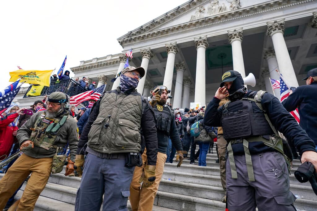De sedición a agresión a policías: los graves crímenes que Trump perdonó entre los condenados por el violento asalto al Capitolio 