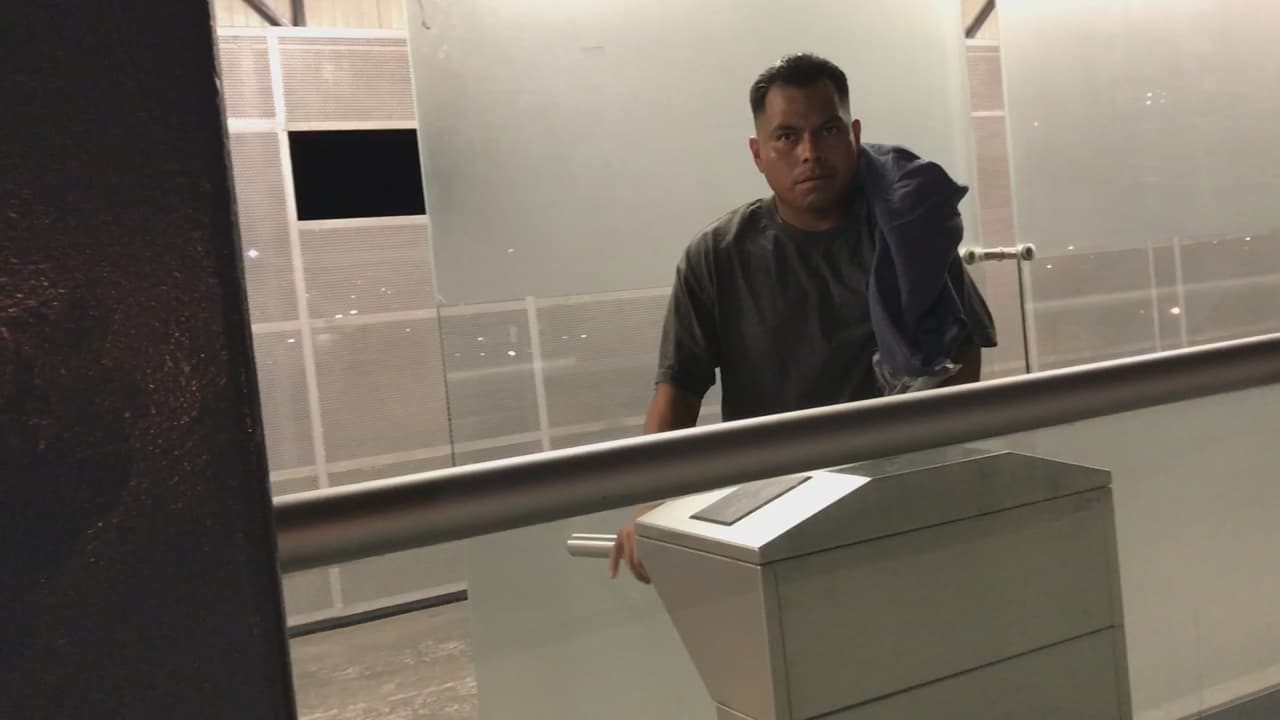 La mayoría de los que son regresados por esta vía son hombres. Algunos sostienen sus pocas pertenencias en precarias bolsas.