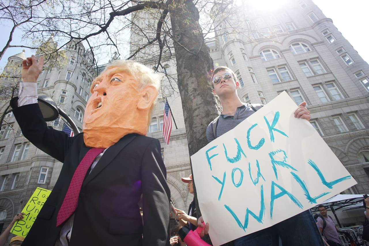 Este manifestante aprovechó la protesta sobre los impuestos de Trump, para expresar su rechazo al muro que el presidente ha dicho que construirá entre EEUU y México.