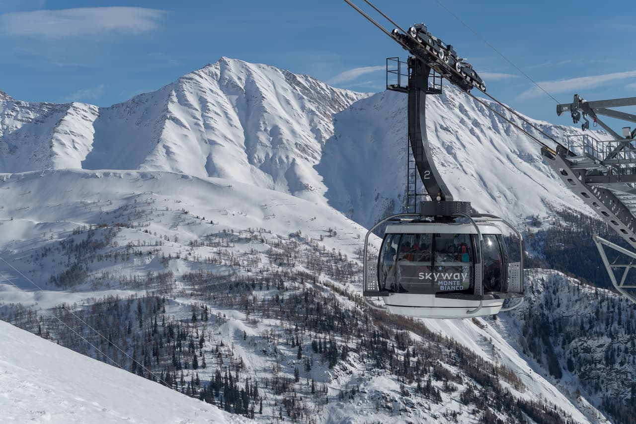 <b>Courmayeur (Italia)</b>
<br>
<br>Esta zona busca lograr un equilibrio entre el turismo y la conservación, en una zona donde los imponentes glaciares están en riesgo por el aumento de la temperatura de la Tierra.
<br>
<br>Décadas antes de que el exceso de turismo se volviera alarmante, Courmayeur comenzó a limitar el acceso en verano a sus dos puntos más concurridos. El teleférico que lleva a los visitantes al famoso Mont Blanc (en la foto) es una experiencia impresionante y utiliza energía de fuentes renovables.
<br>