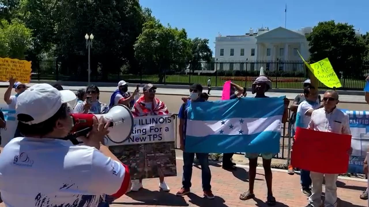 VIDEO: Unos 300 inmigrantes marcharon desde el National Mall hasta las afueras de la Casa Blanca en apoyo a la propuesta del gobierno de Honduras para ampliar el TPS.
