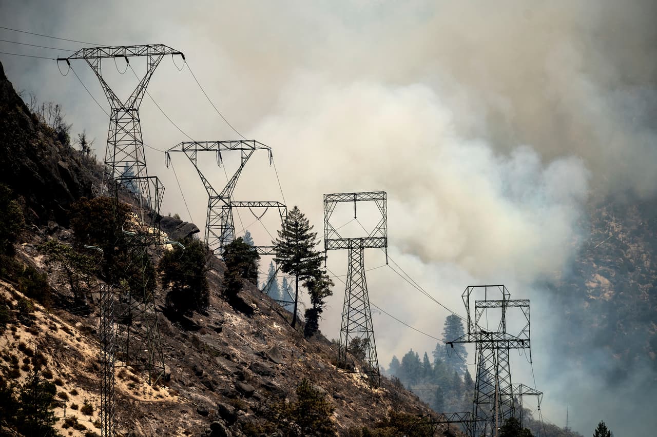 Los meteorólogos pronostican condiciones climáticas muy favorables al fuego, con la posibilidad de rayos hasta cuando menos el lunes en California y el sur de Oregon.
<br>