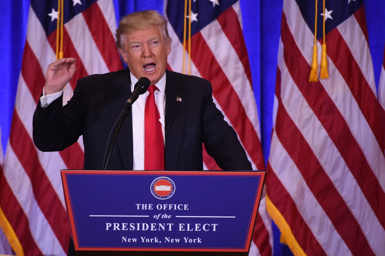 "Tenemos uno de los mejores gabinetes que se hayan reunido en la historia" afirma Trump. "Necesitamos personas inteligentes", remarcó.