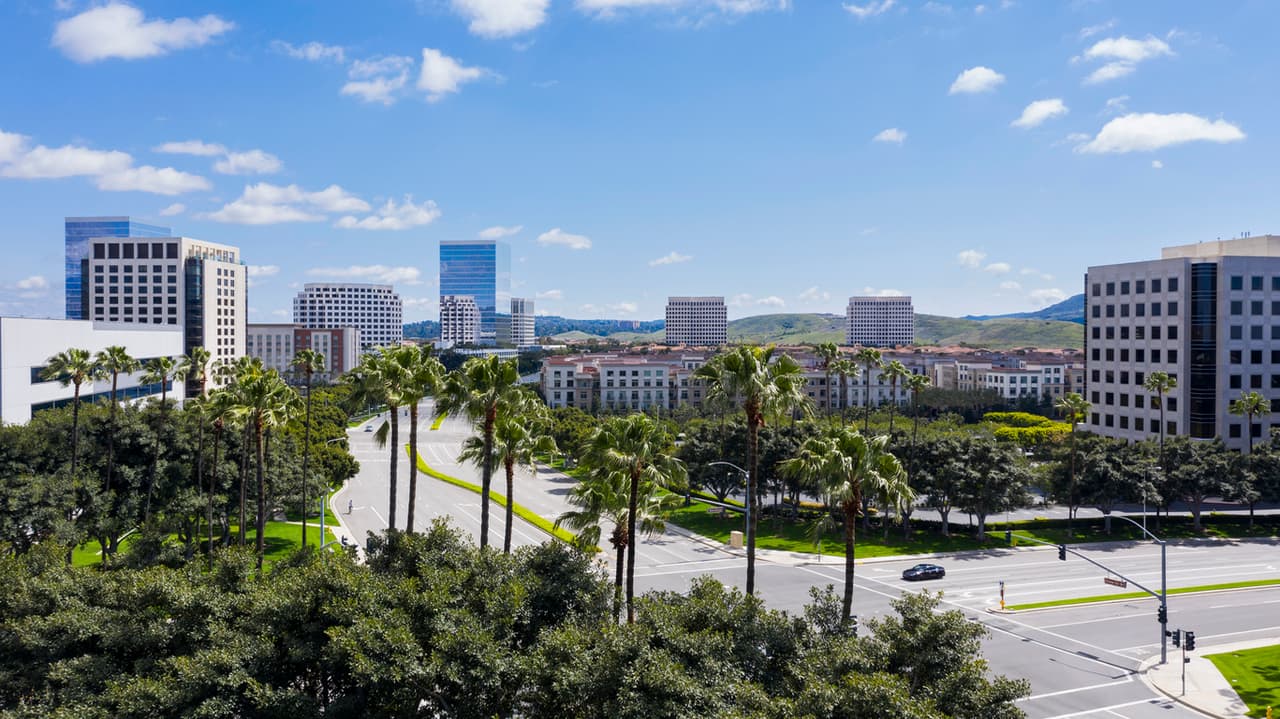 <b>10. Irvine, CA</b>
<br>
<br>Se ubica entre los 10 primeros tanto por el porcentaje de personas que ganan $100,000 o más, como por los costos de vida y porcentaje de los ingresos. Irvine también tiene la tasa de delitos violentos más baja en todo el estudio.