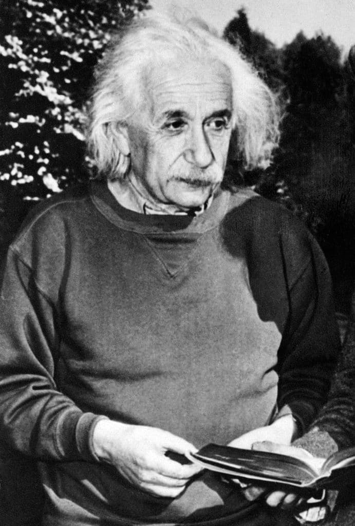 Dicha teoría ayudó a los científicos a entender mejor el espacio y tiempo. Eso sí, la estatuilla de cera no sólo es un gran homenaje, también es una copia idéntica al premio Nobel de física (1921) si se compara con sus antiguas fotografías.