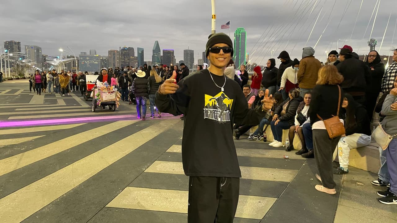 Con una pequeña bocina, 
<b>Saúl Renovato bailaba cumbia con unos amigos en el puente Margaret Hunt</b>, en el centro de Dallas. El joven, originario de San Luis Potosí, 
<b>dice que cada que baila cumbia recuerda a su padre y no se siente solo.</b>
<br>
