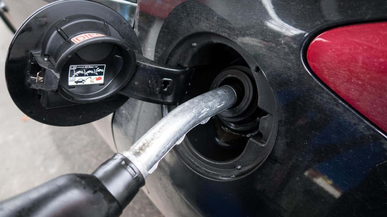Los robos de gasolina han aumentado a raíz del incremento en los precios de los combustibles, pero ahora incluso utilizan taladros y ocasionan graves daños a los vehículos. Ante esta situación, es recomendable guardar los autos en los garajes y estacionar en lugares con vigilancia, entre otras sugerencias de seguridad.