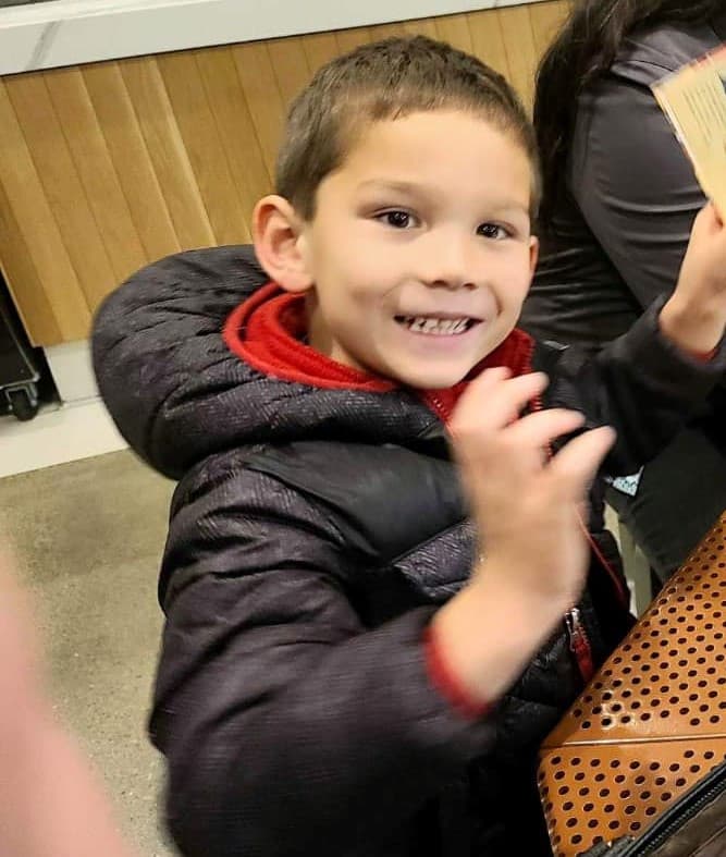 Kyle Doan de 5 años mide mide 4 pies de altura y pesa 52 libras. Tiene el cabello rubio corto y sucio, ojos color avellana. La última vez que se le vio vestía chaqueta negra con forro rojo, jeans azules, tenis Nike azules con gris.