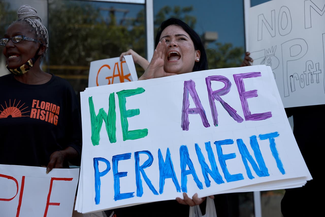Esta no es la primera protesta contra esta ley. 
<a href="https://www.univision.com/local/miami-wltv/senado-estatal-aprueba-proyecto-de-ley-no-digas-gay-estudiantes-de-miami-protestan-en-tallahassee-video" target="_blank">Estudiantes se manifestaron en Tallahassee</a>. 
<br>