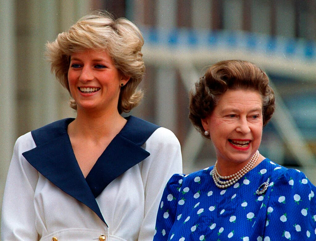 El 'Annus horribilis' de Isabel II. 1992 fue un año muy duro para su reinado. Tuvo que ejecutar cambios en la corona que permitieron que se separaran sus hijos Carlos y Andrés y se divorciara su hija Ana. En la foto, tomada en 1987, Isabel aparece junto a quien fuera su nuera, la princesa Diana de Gales. En su mensaje para marcar los 40 años de su ascenso al trono lo calificó de 'annus horribilis' (año horrible).
