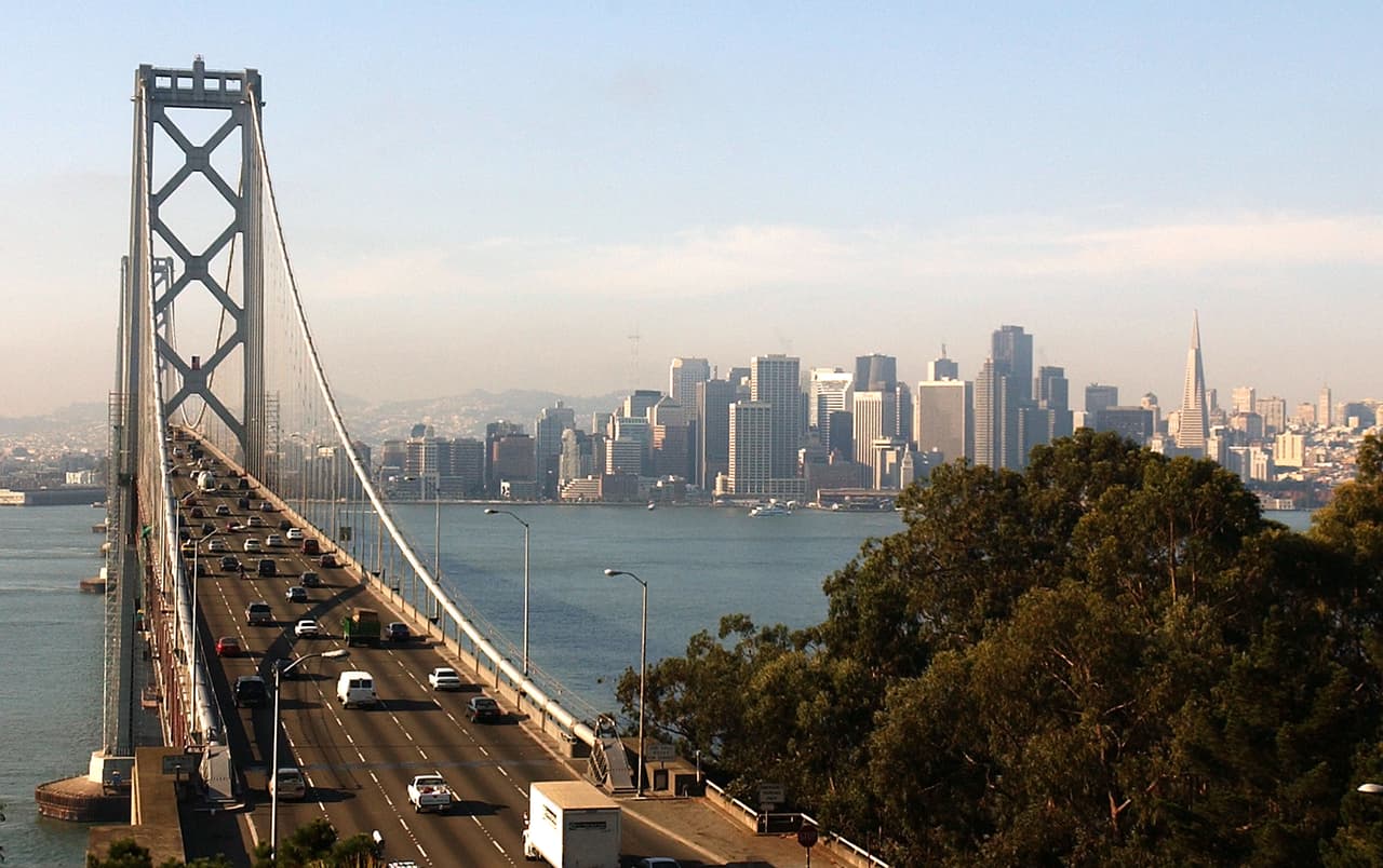 <b>Puesto 18: California. </b>Fuerza laboral en industrias de alto riesgo: 17.9% del total. Solicitudes de desempleo: 17.3% (3.4 millones). Cantidad de casos de covid-19 por cada 10,000 habitantes: 11.1. Cantidad de fallecidos por la enfermedad por cada 10,000 habitantes: 0.4. Tasa de desempleo proyectada para julio: 15.6%. El dato de fallecidos corresponde a los números oficiales hasta el 27 de abril.