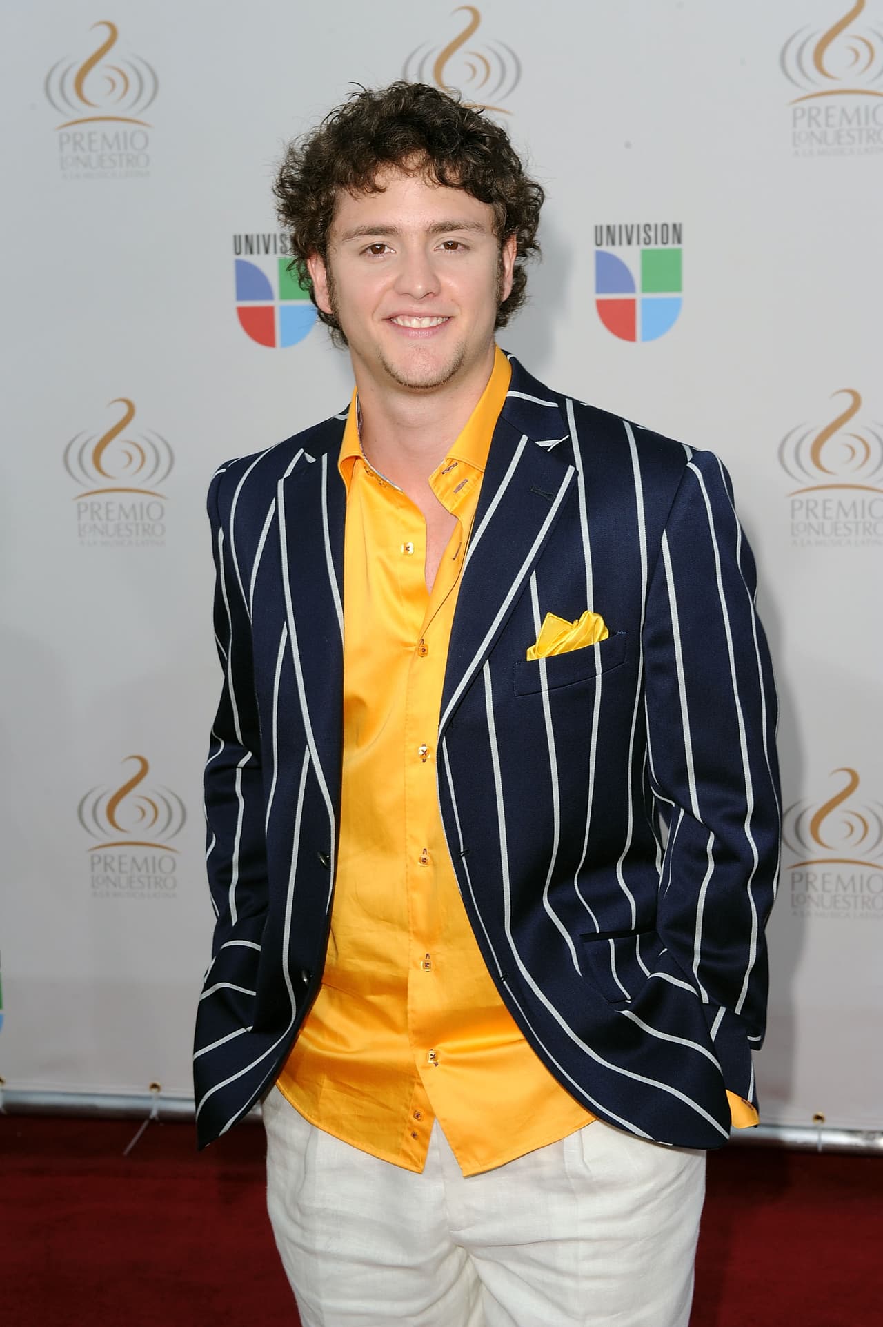 Por su parte, el actor y exRBD Christopher Uckermann en el año 2009 eligió una camisa de satín amarillo y un saco de rayas para presentar uno de los premios de la noche.