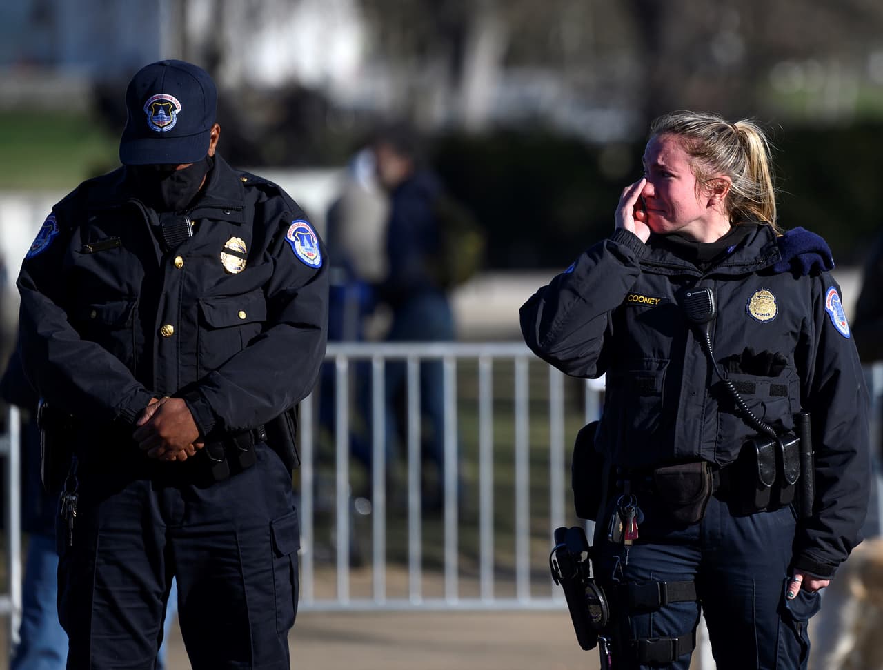 Esta policía llora en el momento en que rinden honores al agente Brian Sicknick, quien murió en acción cuando intentaba contener a la turba de seguidores de Trump que ingresó a la sede del Capitolio. Según una versión recogida por el diario 
<i><a href="https://www.nytimes.com/2021/01/08/us/politics/police-officer-killed-capitol.html" target="_blank">The New York Times</a></i>, el funcionario fue golpeado con un extintor de fuego en la cabeza. Cuando llegó a la oficina se desplomó. "Fue llevado a un hospital local donde sucumbió a sus heridas" la noche del jueves siguiente al asalto, indica un 
<a href="https://www.nytimes.com/2021/01/10/us/politics/capitol-police-howard-liebengood-dies.html" target="_blank">comunicado oficial de la policía del Congreso</a>.