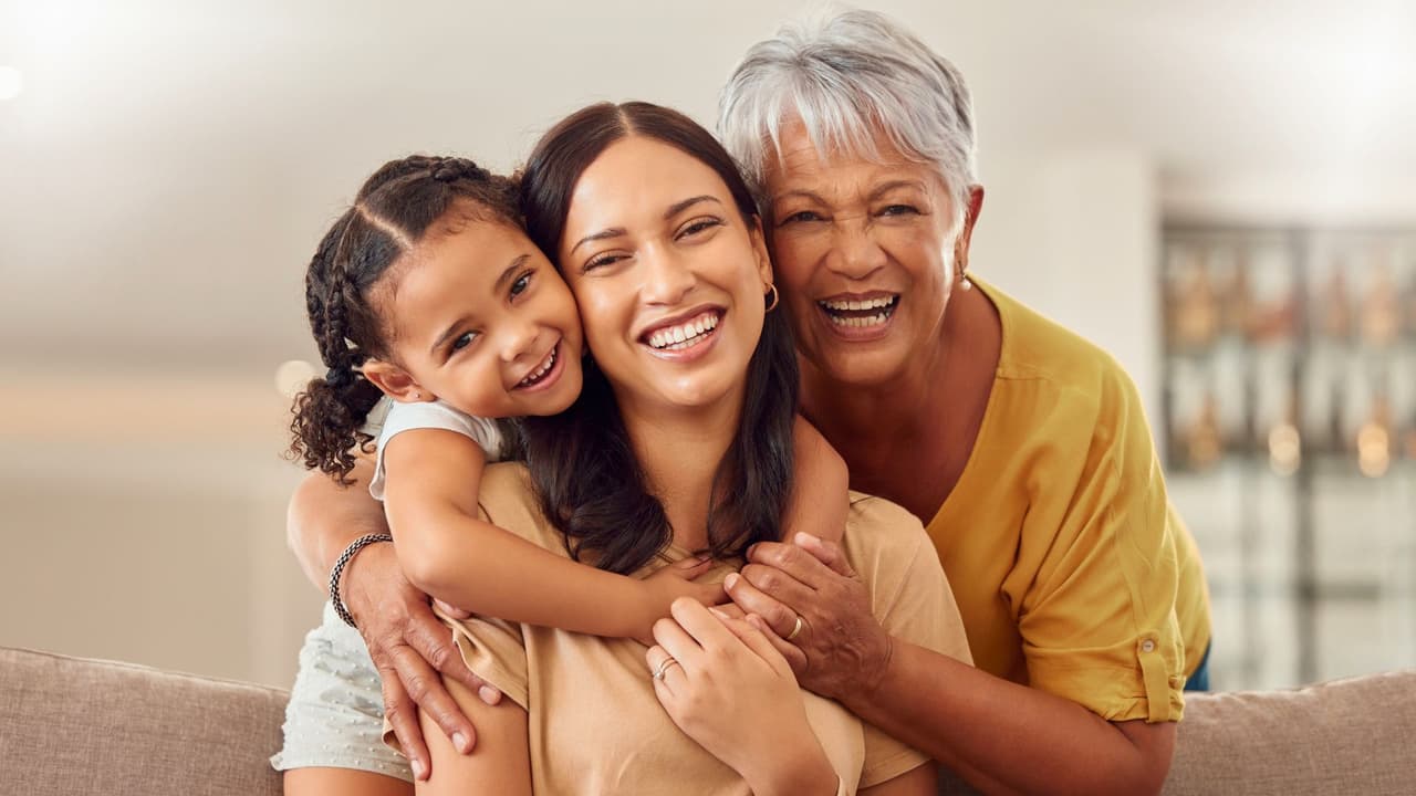 En el Día de las Madres, no se trata de cuánto gastas, sino de cómo le demuestras tu cariño. Ya sea con un pícnic, una canción, una foto o una comida sencilla, 
<b>lo que más valora una mamá es el tiempo juntos.</b> Si vives en el norte de Texas, aprovecha
<b> la gran oferta de espacios públicos, eventos comunitarios y actividades gratuitas</b>. Solo hace falta un poco de creatividad y mucho corazón.