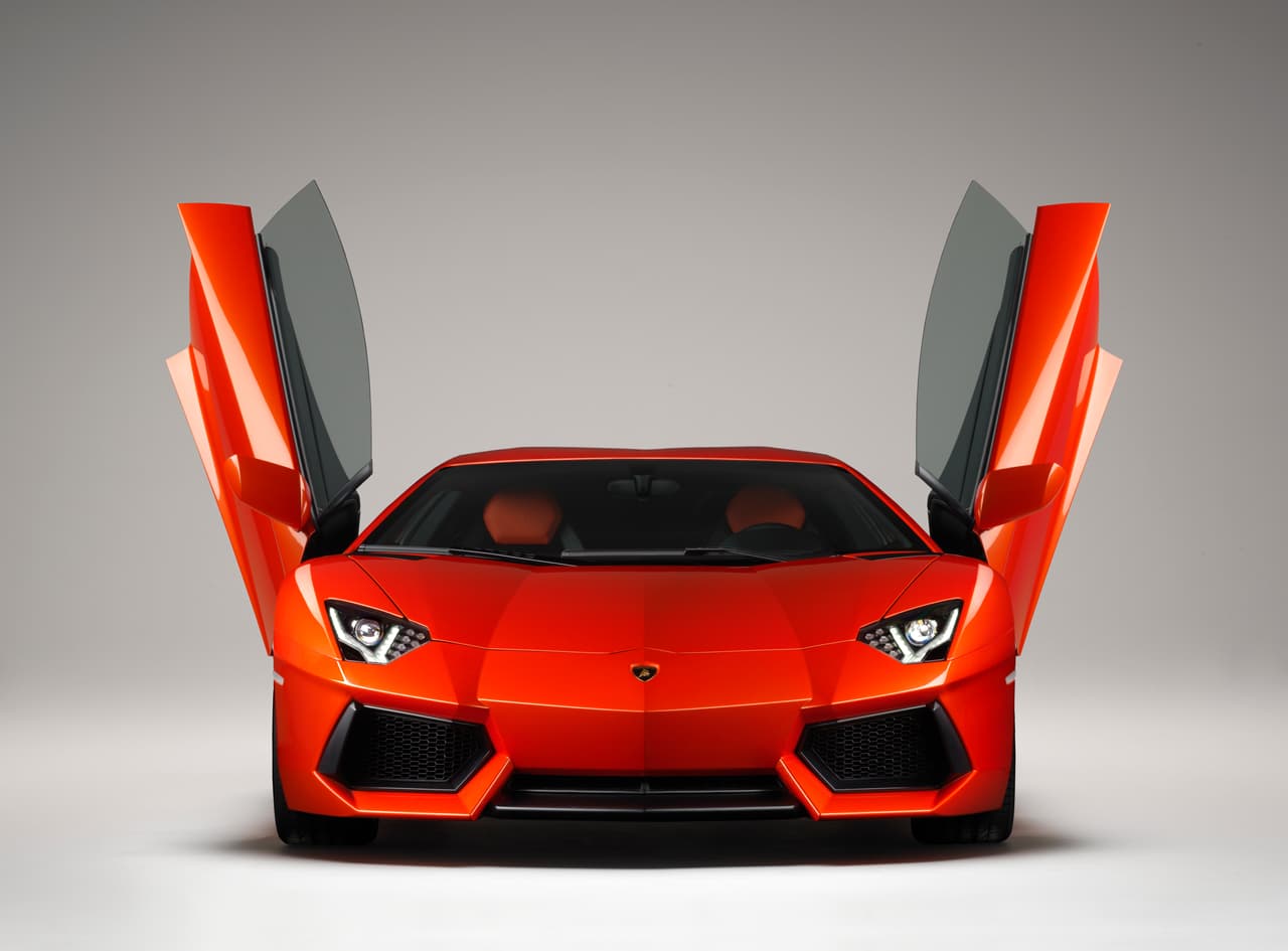 El 
<a href="https://www.univision.com/noticias/lamborghini/increible-duelo-entre-un-lamborghini-aventador-s-y-un-avion-acrobatico" target="_blank">Lamborghini Aventador Coupé</a>
<b> </b>que Farruko adquirió cuenta con un motor V12 de 700 caballos de fuerza (un incremento de 90 caballos respecto al Lamborghini Huracán que tenía), acelera de 0 a 62 mph en 2.9 segundos y pesa solo 3,472 libras (1,575 kg).