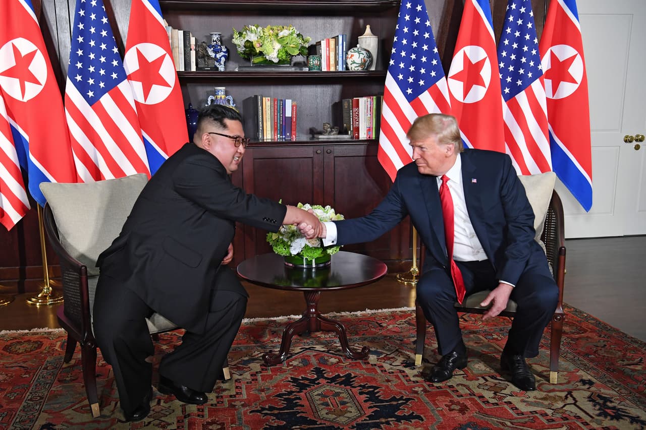 Pyongyang ha enfrentado duras sanciones diplomáticas y económicas a medida que avanzaba en el desarrollo de su programa nuclear y de misiles balísticos. Algunos expertos creen que Corea el Norte tiene la capacidad de atacar cualquier parte del territorio continental estadounidense con sus misiles nucleares.