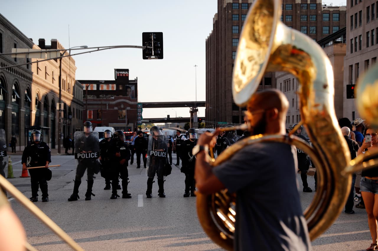 Un joven toca una tuba y acompaña con su música la protesta de este viernes que recorrió distintas calles de Saint Louis, en Missouri.