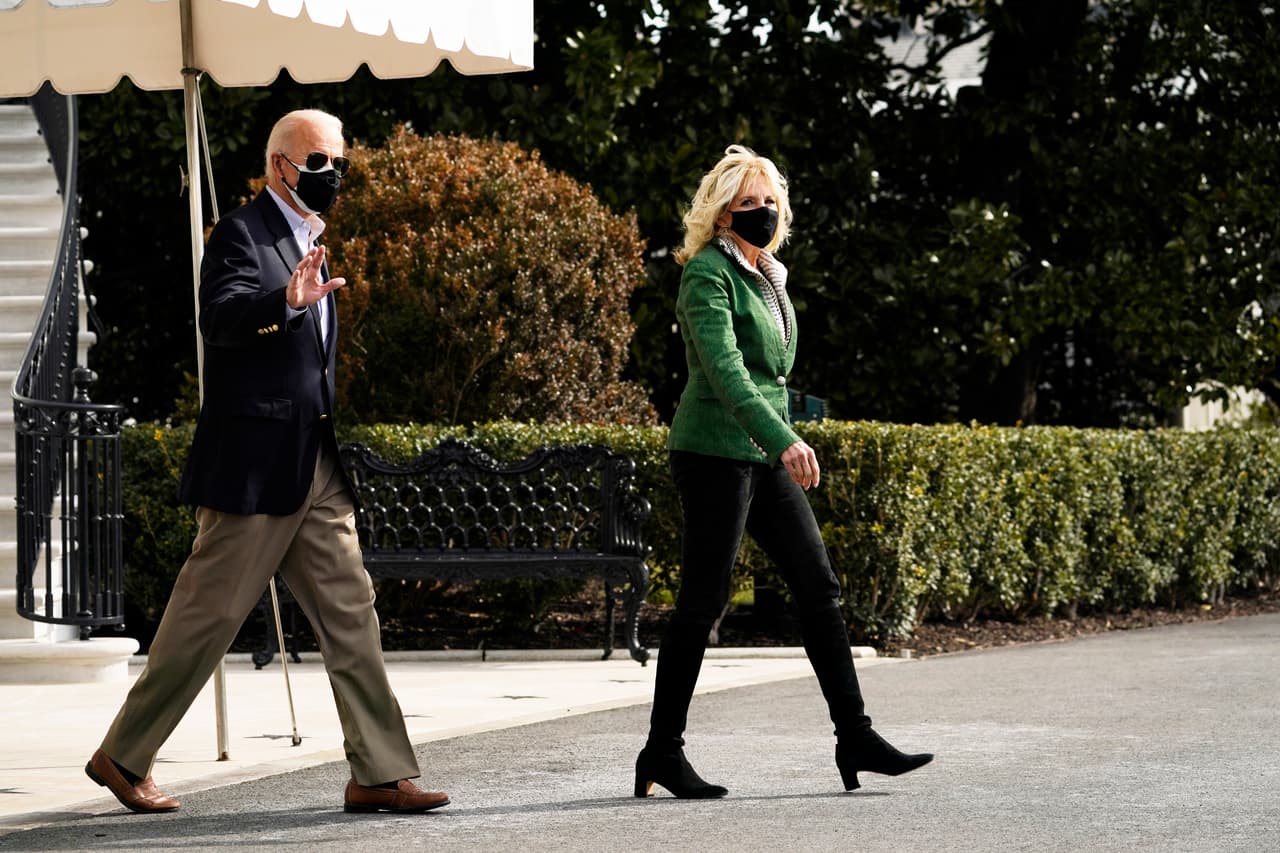 El presidente Joe Biden y la primera dama Jill Biden salen de la Casa Blanca rumbo a la Base Aérea Andrews, en Maryland, donde abordarán el Air Force One en el inicio de su viaje a Houston, Texas.