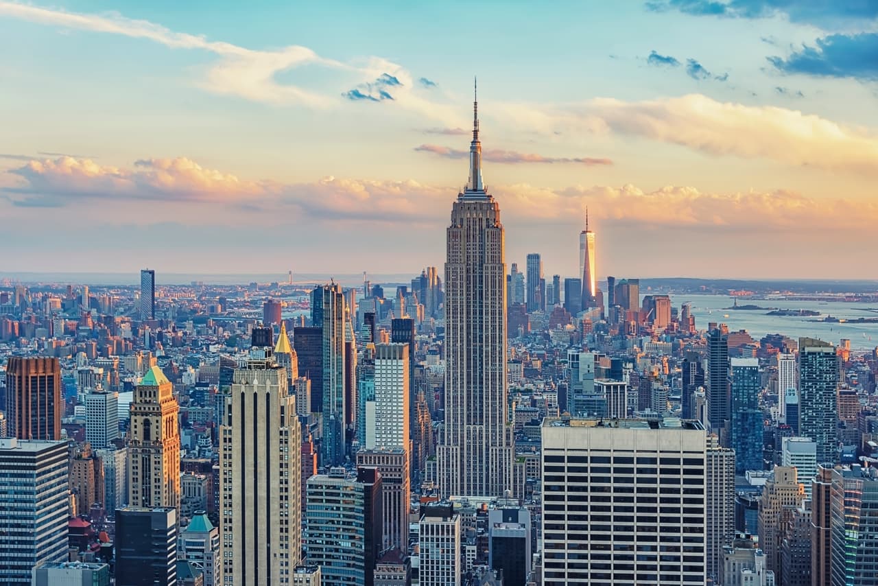 <h3 class="cms-H3-H3">19. Nueva York</h3>
<br>
<br>El aumento en el estado de Nueva York será de un $13.20 a $14.20 por hora, exceptuando la ciudad de Nueva York y los condados de Nassau, Suffolk y Westchester, donde el aumento será de $15. 
<br>