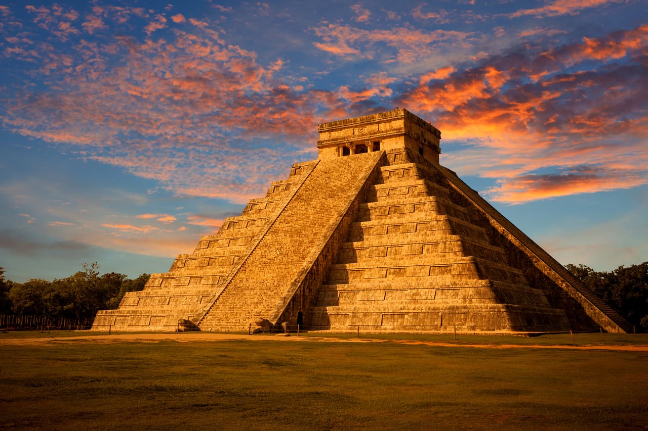 <b>Puesto 7. México</b>
<br>
<br>
<b>Sitios declarados Patrimonio de la Humanidad: 35.</b>
<br>
<br>La pirámide de Kukulcán, en las antiguas ruinas mayas de Chichen Itza de la península de Yucatán. 
<br>
<br>El vasto patrimonio histórico y cultural de México declarado Patrimonio de la Humanidad por la UNESCO muestra las tres grandes etapas históricas del país: la época precolombina, la española y la etapa contemporánea, que se remonta 200 años atrás.
<br>