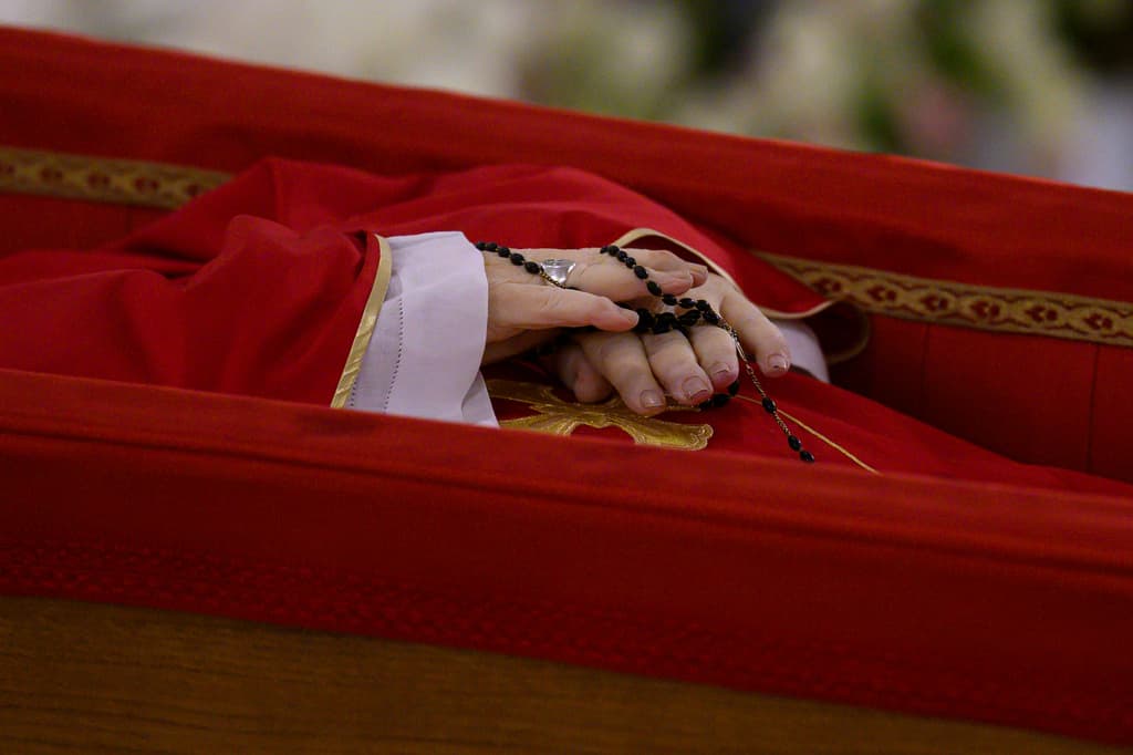 La razón por la que el Vaticano viste de rojo al papa para su funeral 