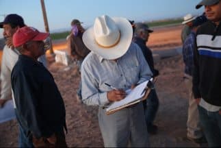 Los beneficiarios de los programas federales de ingresos suplementarios de seguridad (SSI) o de pagos suplementarios estatales (SSP), o del Programa estatal de asistencia en efectivo para inmigrantes.