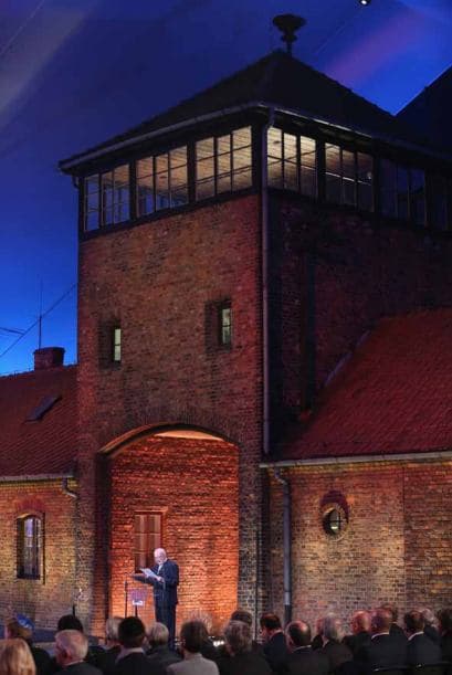 Hoy 27 de enero se conmemoran 70 años liberación de Auschwitz, el campo de concentración donde millones de seres humanos perdieron la vida por la terrible idea de exterminación de la población judía. Impresionante video #Auschwitz70 aquí Galería que la humanidad no debe olvidar.