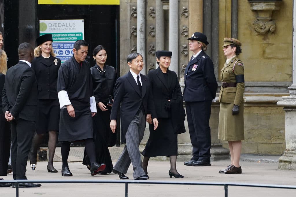 <h3 class="cms-H3-H3">La inusual presencia de los emperadores </h3>
<br>
<br>Entre el medio millar de jefes de Estado 
<b>y de gobierno del mundo entero, destacó la presencia de la pareja imperial japonesa, el emperador Naruhito y la emperatriz Masako, en su primer viaje al exterior desde que ascendieron al trono en 2019.</b>
<br>
<br>Tradicionalmente, un emperador japonés no asiste a funerales, dentro o fuera del país, porque la religión sintoísta que profesan considera impura la muerte. La decisión de Naruhito de asistir al funeral de la reina subraya la importancia y el profundo vínculo entre ambas familias reales que han mantenido un estrecho vínculo durante tres generaciones, desde los tiempos del emperador Hirohito.
<br>
<br>El gobierno japonés informó que había solicitados a la pareja imperial aceptar la invitación de la realeza británica, considerando las estrechas relaciones.