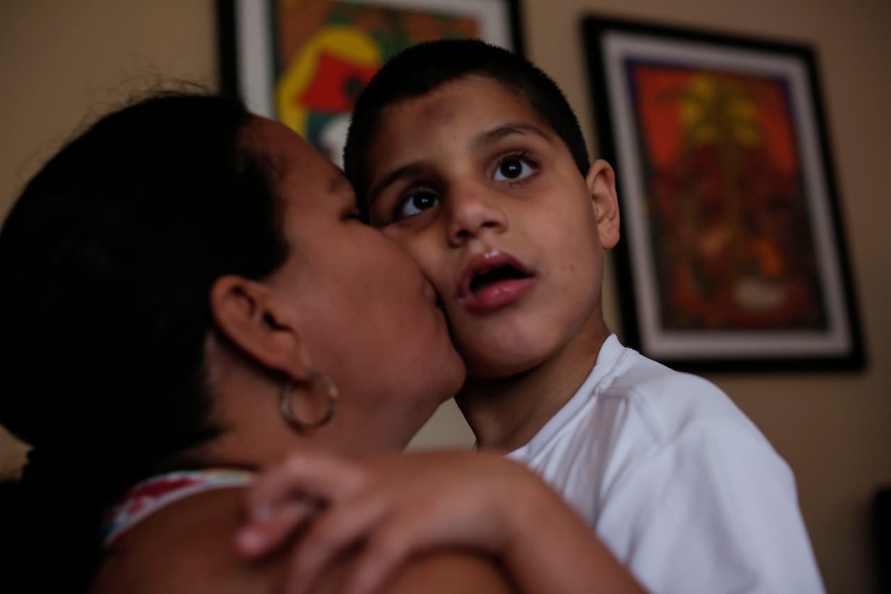 "Cuando Jason era bebé, uno notaba que no gateaba, que algo estaba mal. Tuvimos que esperar para empezar a tener respuestas", dice su mamá. El niño también sufre de autismo, epilepsia y un trastorno gastrointestinal llamado GERD.