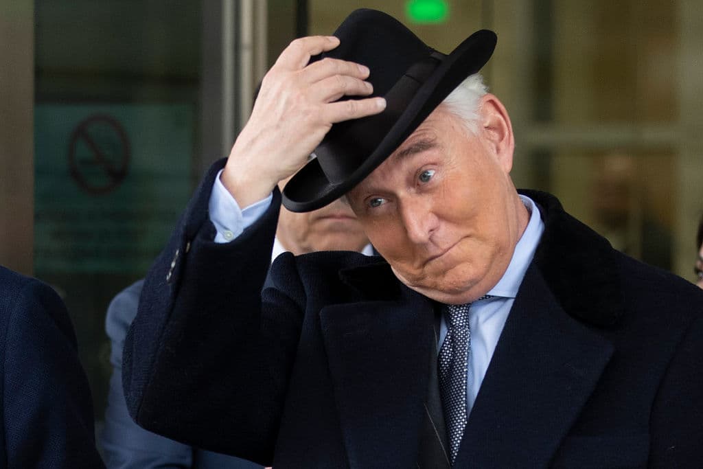Roger Stone, quien fuera un asesor cercano al presidente Trump durante la campaña electoral, fue declarado culpable de los siete cargos que enfrentaba, entre ellos los de falso testimonio ante el Congreso, obstrucción a la justicia y manipulación de testigos. 
<br>
<br>El caso contra Stone está relacionado con la supuesta interferencia de Rusia en las elecciones presidenciales de 2016, conocida como la “trama rusa”. Fue condenado por mentirle al Congreso. En julio pasado, Trump conmutó la sentencia de 40 meses de su amigo, antes de que tuviera que presentarse en una prisión federal en Georgia para cumplir su condena.