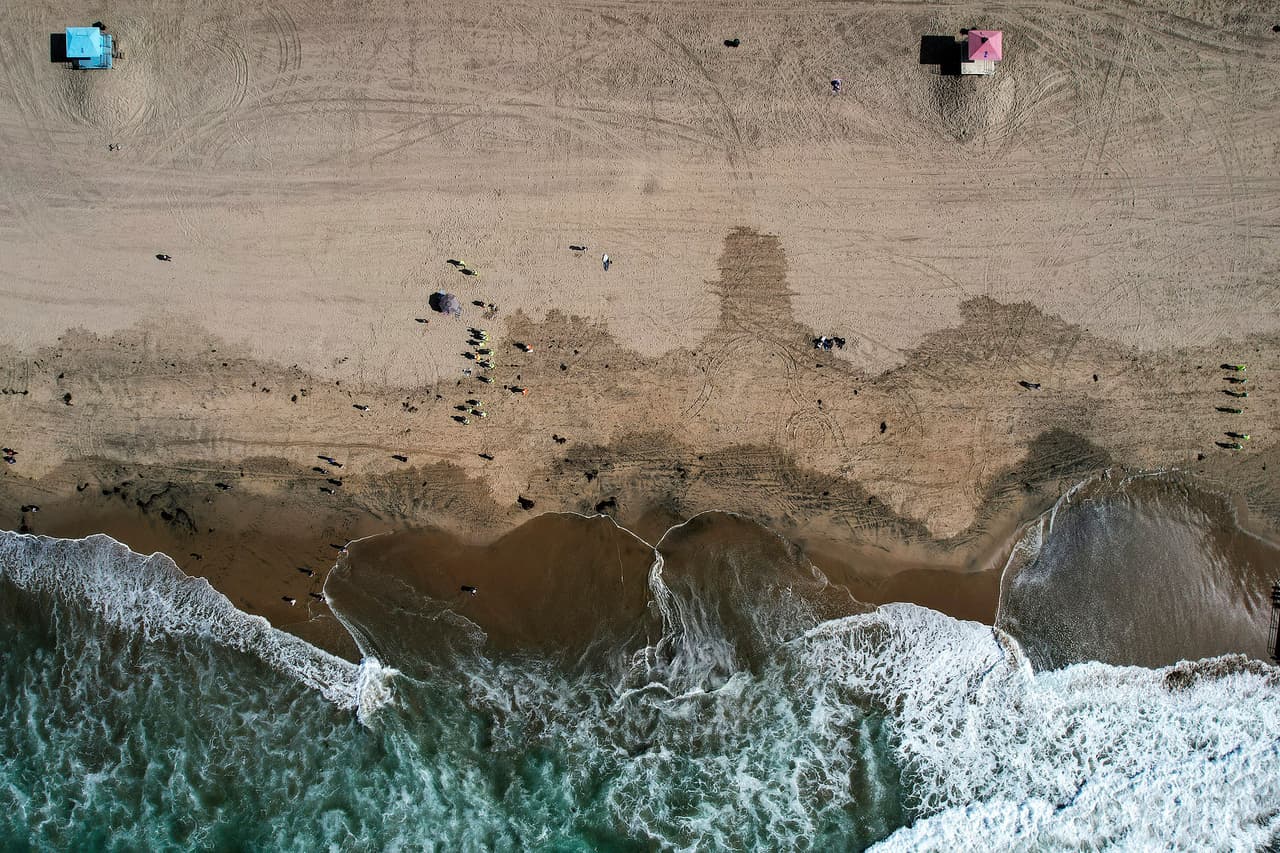 <b>Derrame petrolero en las costas de California</b>
<br>
<br>Un derrame de más de 3,000 barriles de petróleo se extendió varias millas frente a la costa sur de 
<a href="https://www.univision.com/temas/california"><b>California</b></a> a principios de octubre. El incidente dejó animales muertos en la orilla de la playa y las autoridades locales consideran que dejará “un impacto ecológico significativo”.
<br>
<br>La compañía encargada de gestionar el oleoducto que causó el desastre controló el derrame, pero se estima que los daños representan una de las 
<a href="https://www.univision.com/noticias/medio-ambiente/derrame-petroleo-en-california-huntington-y-newport-beach"><u>amenazas ambientales más graves en la historia de California</u></a>.