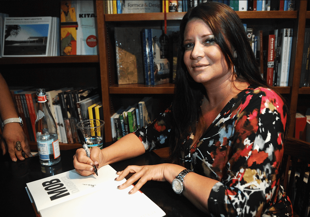 <b>Karen Gravano</b>
<br>
<br>La hija de Sammy The Bull, Karen Gravano, se ha vuelto famosa por derecho propio, siendo una de las protagonistas de la serie 
<i>Mob Wives</i>. La serie toma lugar mayormente en la isla de Staten Island y sigue la vida de varias mujeres cuyos familiares fueron encarcelados por crímenes supuestamente relacionados con la Mafia.