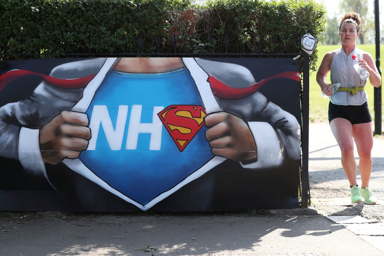 Como ha quedado demostrado, los verdaderos superhéroes de estos tiempos no son los de Marvel o DC si no todo el personal sanitario que está arriesgando su vida y la de sus familiares para atender, superados, a todos los pacientes enfermos de covid-19. En este graffiti de una calle de Londres, el logo de Superman forma parte de las siglas N.H.S (National Health System), el célebre sistema de salud pública del Reino Unido.