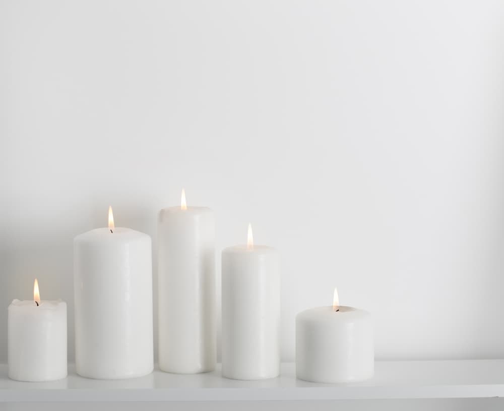 La mezcla de estos dos tonos de velas forman una combinación ideal para iluminar nuestro camino y atraer cosas buenas en estos momentos. Eliminan bloqueos mentales, los obstáculos que impiden nuestro bienestar y los dilemas que nos nublan la mente y el corazón.