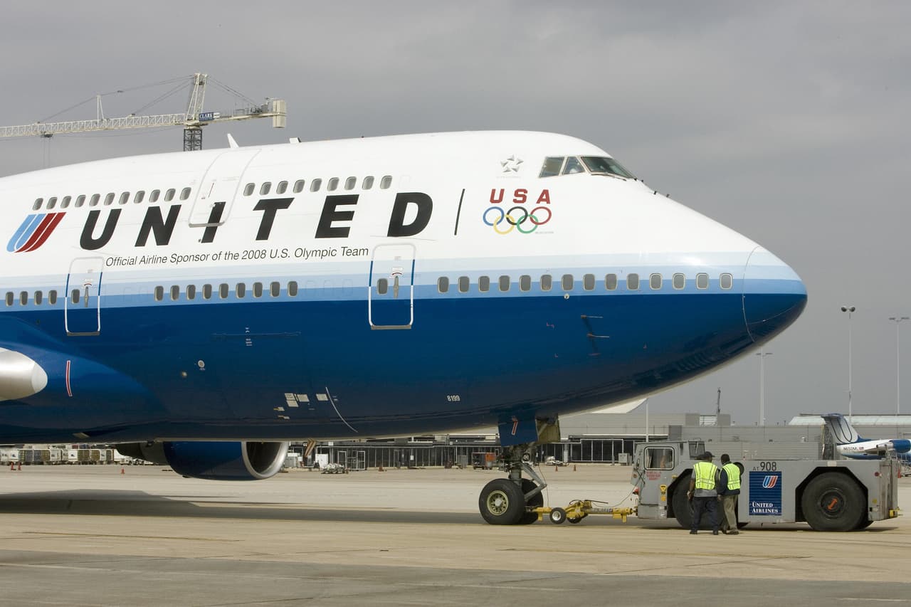 Jugador de la NFL demanda a United Airlines por el supuesto acoso sexual de una mujer en un vuelo