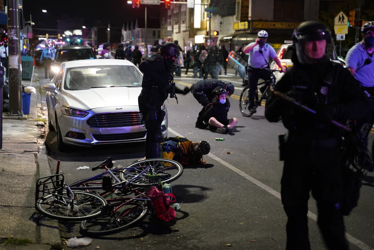 El 26 de mayo, en Filadelfia,
<b> </b>Pennsylvania, otro afroestadounidense fue muerto por la policía: Walter Wallace Jr. Miles de personas protestaron por este hecho y hubo fuertes enfrentamientos con la policía, decenas de heridos y casi un centenar de personas arrestadas. El proceso electoral comenzó y Trump pidió a sus partidarios que supervisen los centros de votación y se ha negado a comprometerse a una transferencia pacífica del poder, lo que para muchos puede avivar la violencia.