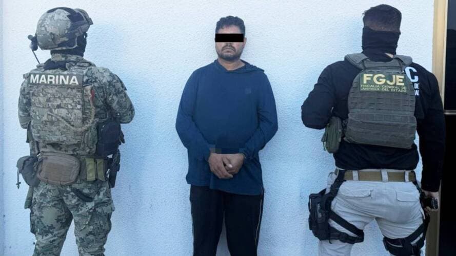 Mismo mes, las autoridades detuvieron a 
<b><a href="https://www.univision.com/local/arizona-ktvw/humberto-vidrio-carranza-el-muerto-cazadores-chapitos-sonora-sinaloa">Humberto Vidrio Carranza alias ‘El Muerto’ o ‘El 72’</a></b>, presunto líder de sicarios de ‘Los Cazadores’, que trabaja al servicio de ‘Los Chapitos’
<br>