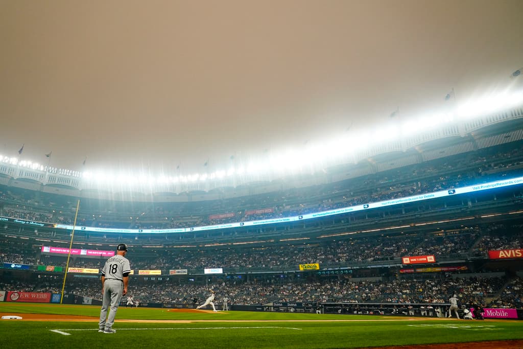 El horizonte sobre un partido de béisbol entre los White Sox y los Yankees, celebrado en Nueva York este martes.