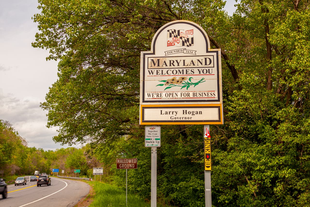 <h3 class="cms-H3-H3">9. Maryland</h3>
<br>
<br>📘 
<b>Población de origen extranjero: </b>15.2%
<br>
<br>📘
<b> Aumento de la población por inmigración internacional, 2020: </b>0.11%
<br>
<br>📘 
<b>Naturalizaciones en 2020: </b>710
<br>
<br>📘 
<b>Green cards entregadas en 2020: </b>16,049
<br>
<br>📘 
<b>País de origen del mayor grupo de inmigrantes:</b> El Salvador.
<br>