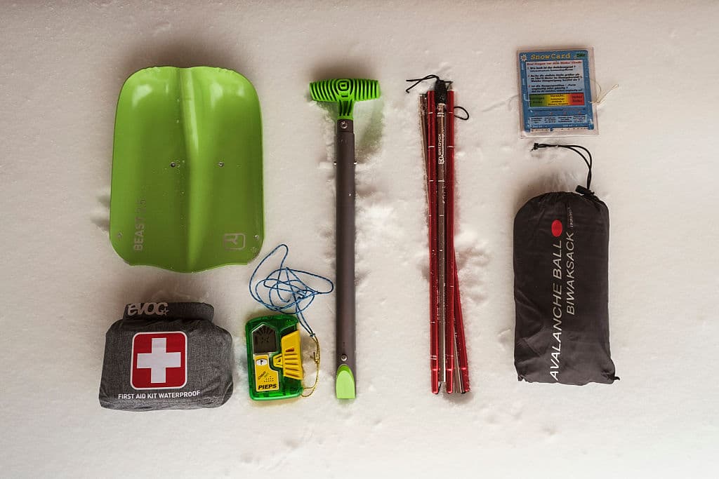 <b>Prepara un kit de emergencia</b>
<br>Como nunca se sabe si una tormenta puede sorprendernos en el camino, es importante tener un estuche de emergencia, con cables para la batería, inflador de neumáticos, raspador de hielo, pala, una frazada, agua, guates, linterna, luces de bengala para emergencias, baterías… Recuerda: persona preparada, vale por dos.
<br>
