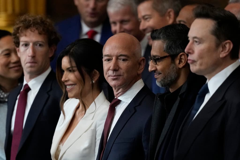 <h3 class="cms-H3-H3">La "nueva oligarquía" cercana al poder</h3>
<br>
<br>El frío invernal en Washington DC forzó a que la ceremonia de juramentación se hiciera dentro del Capitolio, y no en la fachada oeste, como suele hacerse. Entre los asistentes destacaron empresarios y multimillonarios, como Elon Musk, CEO de Tesla y SpaceX; Sundar Pichai, CEO de Google; Jeff Bezos, de Amazon, y Mark Zuckerberg, de Meta, entre otros.
