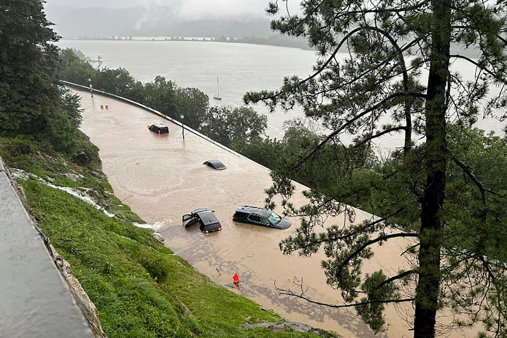 A qué se debe el inusual clima extremo “de una vez cada mil años” que está causando inundaciones y olas de calor en EEUU