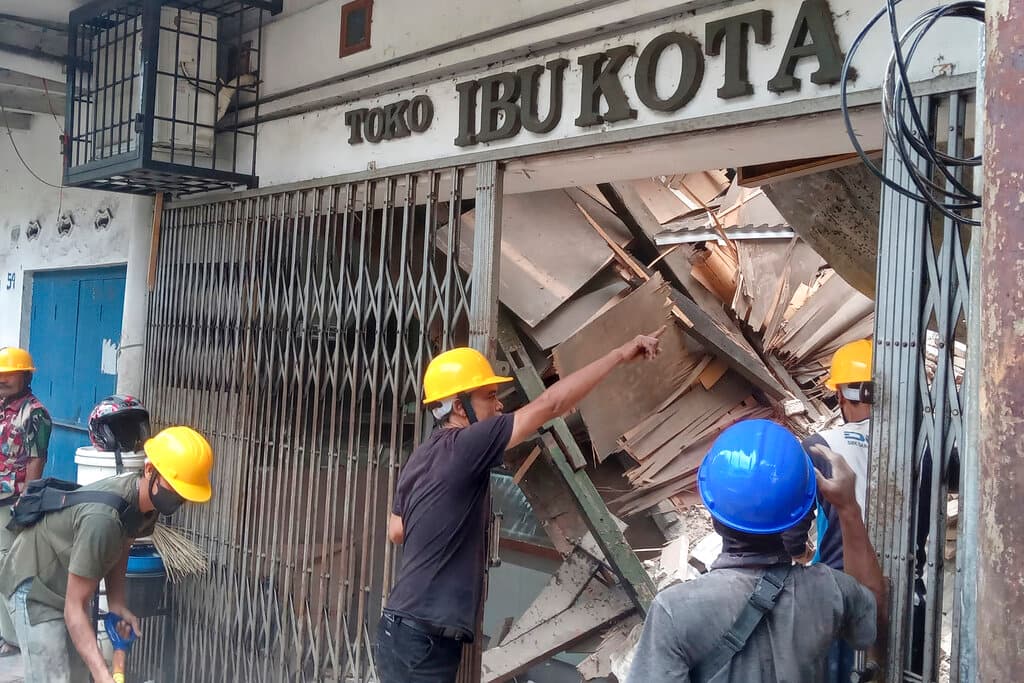 Un terremoto de magnitud 5.6 sacudió la mañana de este lunes la provincia de Java Occidental, en Indonesia, dejando al menos 56 muertos y centenares de heridos, de acuerdo con los primeros reportes de las autoridades locales. El epicentro del sismo fue ubicado cerca de Cianjur, a unos 110 km al sudeste de Yakarta, según el Servicio Geológico de Estados Unidos (USGS).