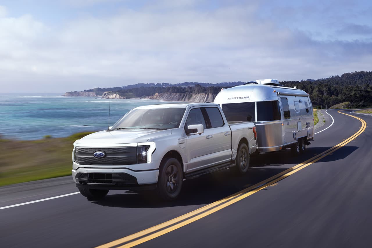 La Ford F-150 Lightning saldrá de las líneas de producción a partir del próximo año en la nueva fábrica de alta tecnología en el complejo Rouge de Ford en Dearborn, Michigan.