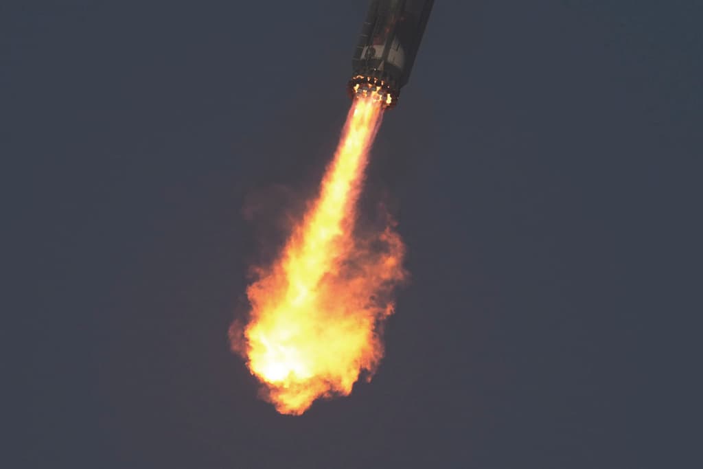 <b>Otro intento fallido.</b> A pesar de mejoras y revisiones, SpaceX perdió nuevamente su Starship en pleno vuelo durante su octavo vuelo de prueba. Varios motores se apagaron antes de completar la fase de impulso, lo que hizo que la nave perdiera estabilidad.