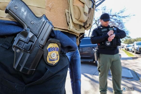 ICE monitorea a 157,000 inmigrantes liberados con grillete electrónico o bajo fianza